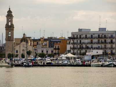 Noi invece ci godiamo la vista dello skyline di Mola. Da una parte, tra delle palazzine basse anni 70, svetta il campanile della Chiesa di Loreto...
